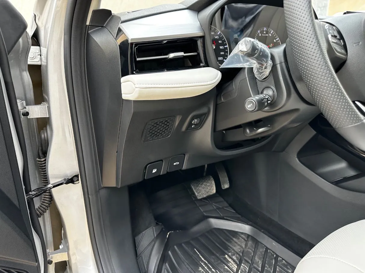 Car image 26