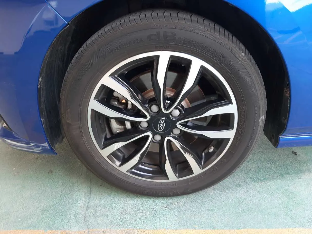 Car image 9
