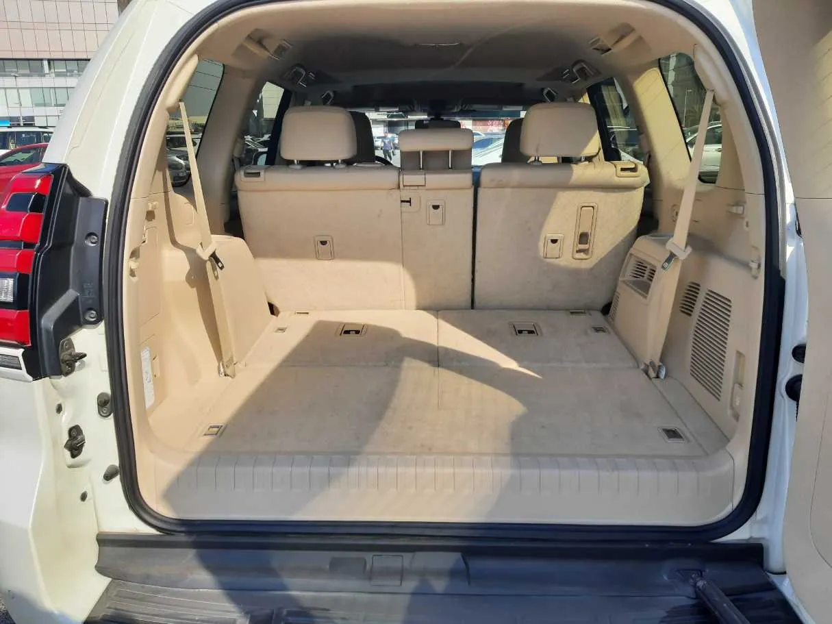 Car image 19