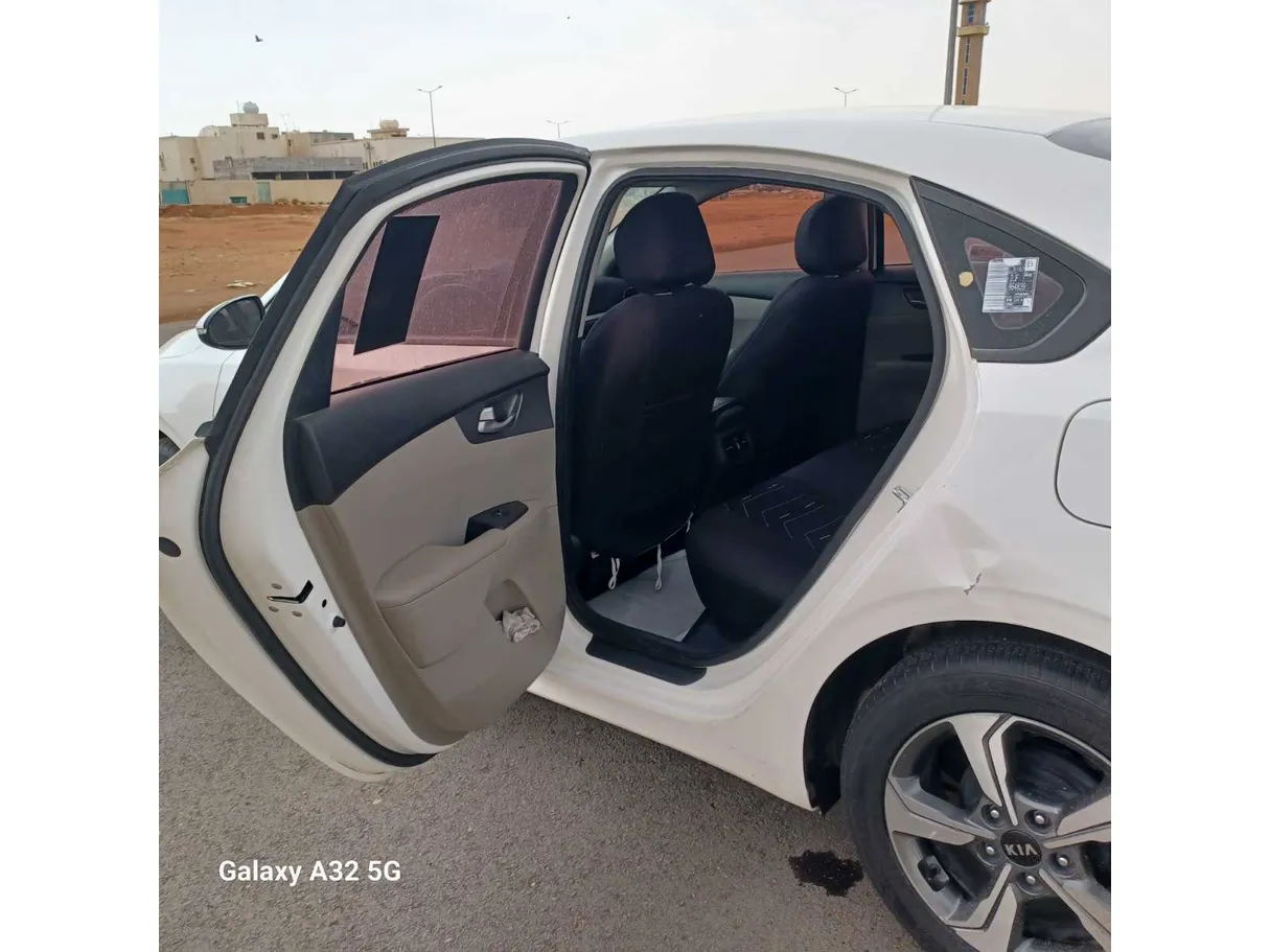 Car image 14
