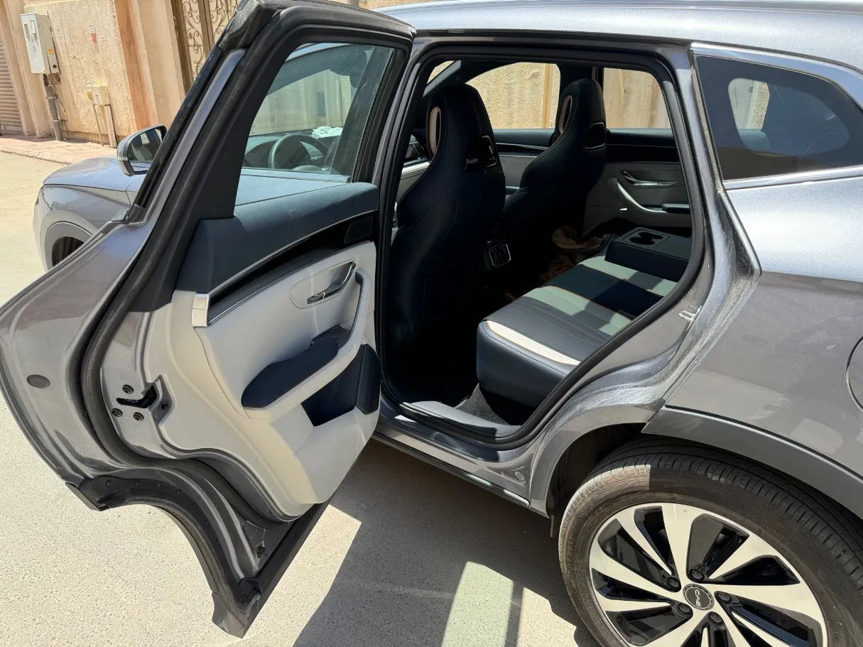 Car image 14