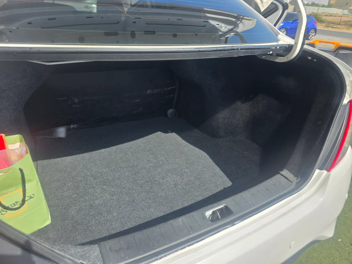Car image 12