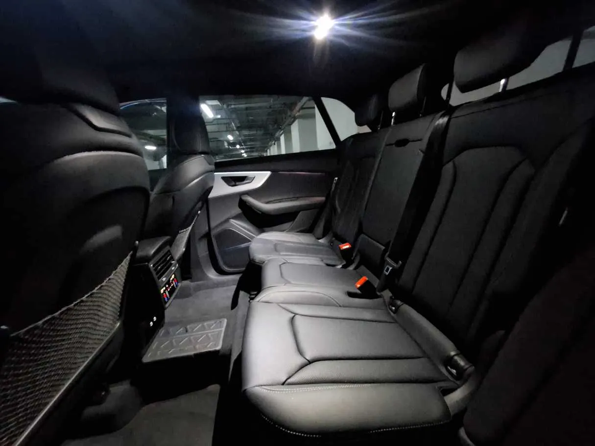 Car image 12