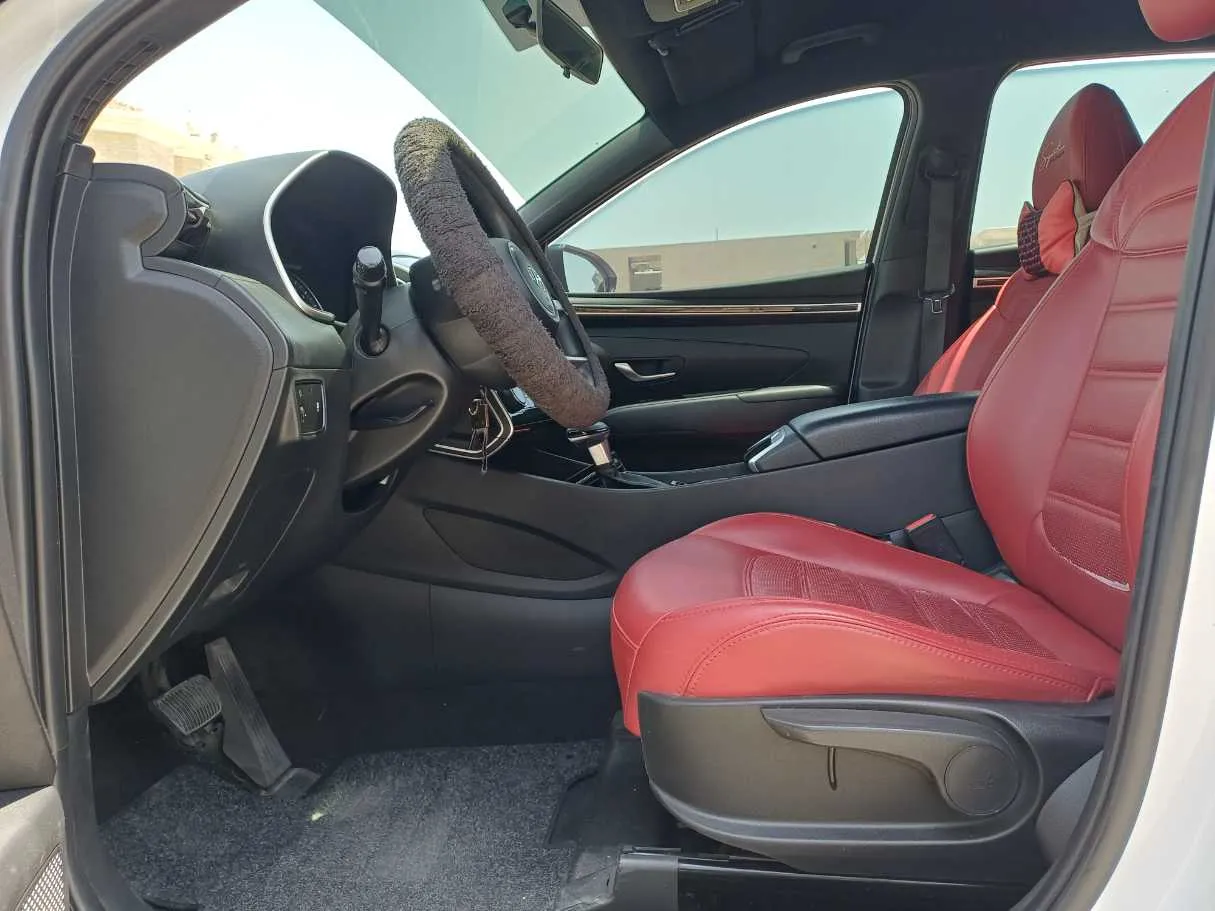 Car image 12