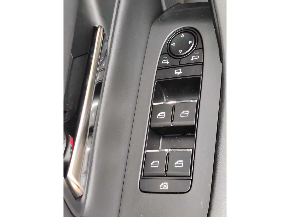 Car image 32