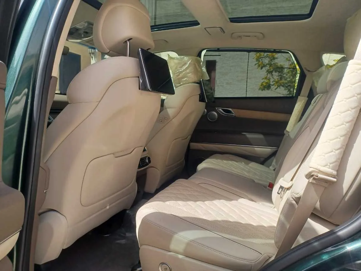 Car image 14