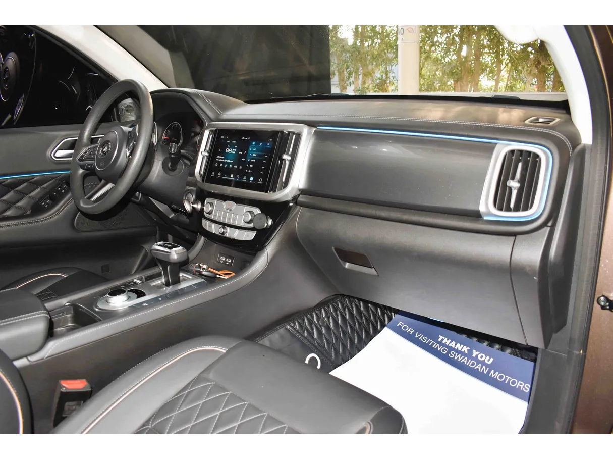 Car image 10