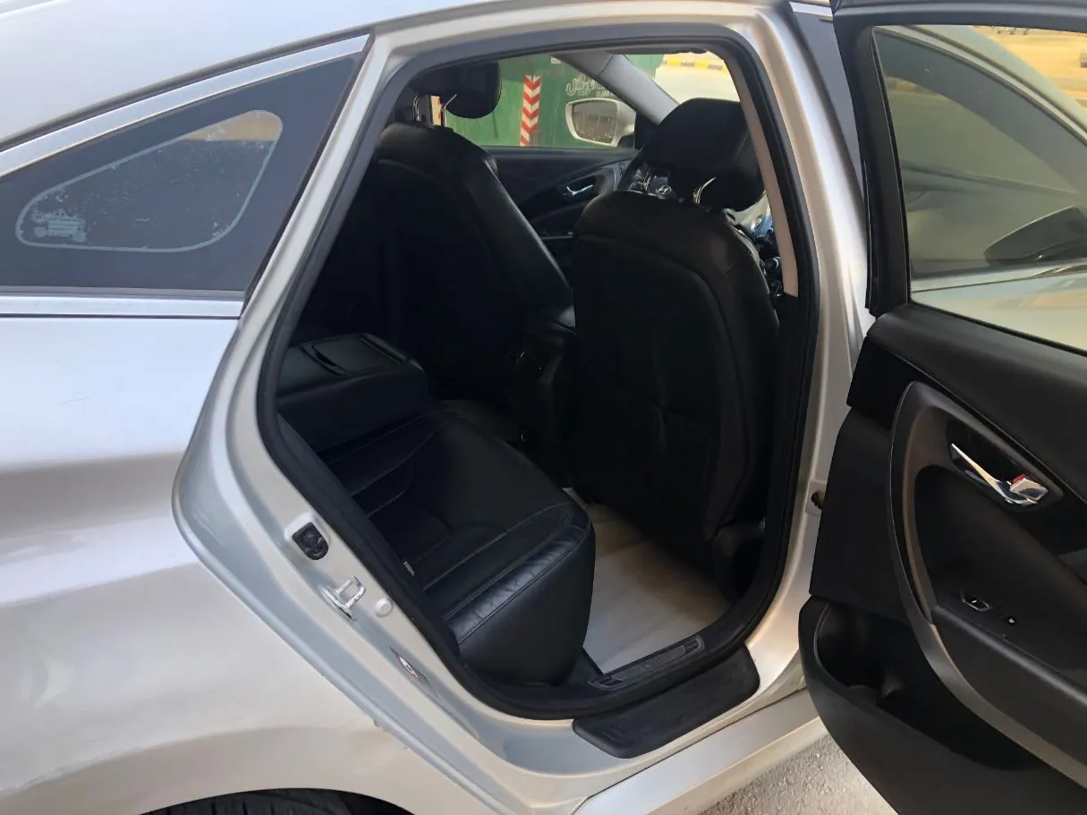 Car image 12