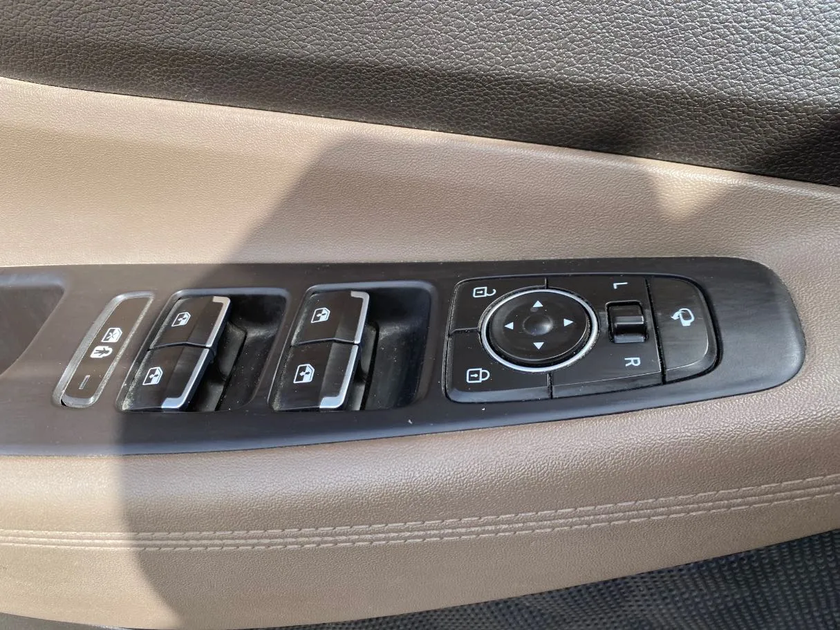 Car image 23