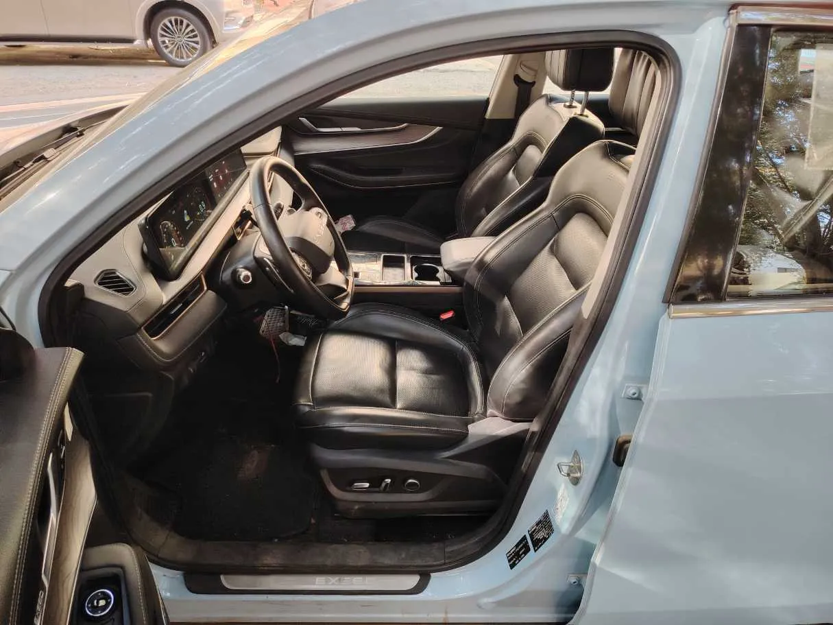 Car image 12