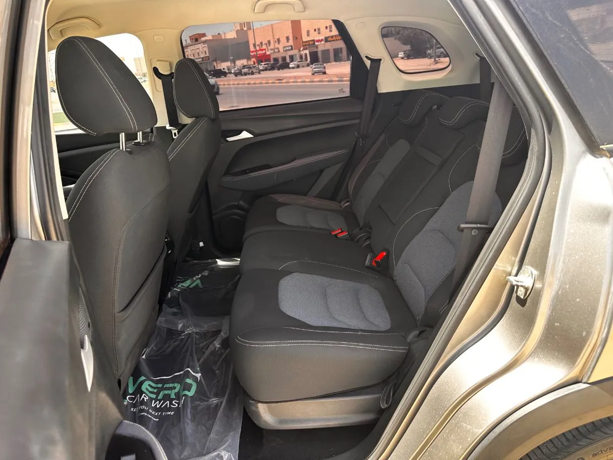 Car image 14