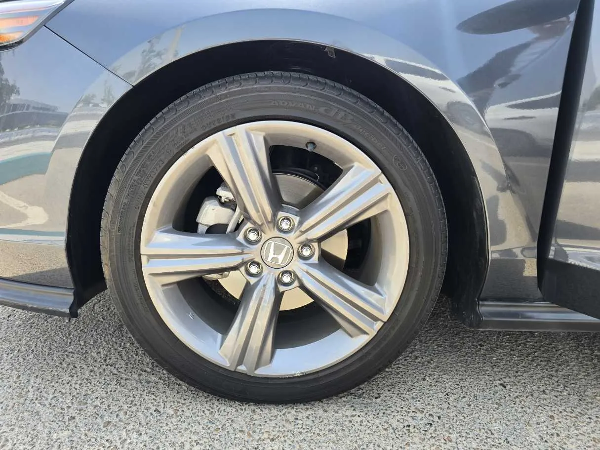 Car image 9