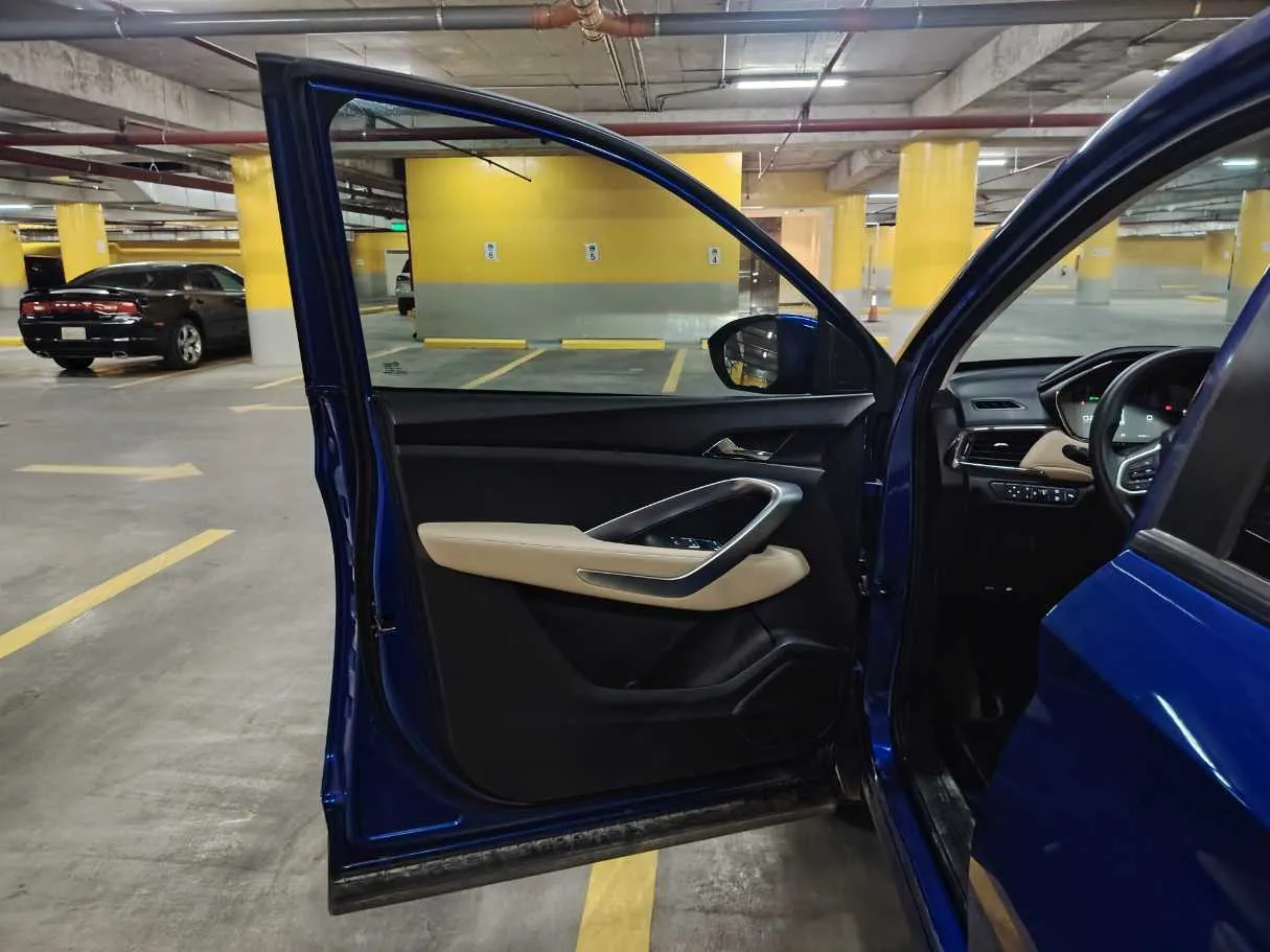 Car image 11