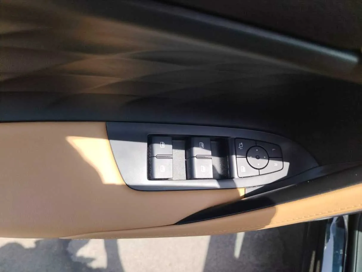 Car image 36