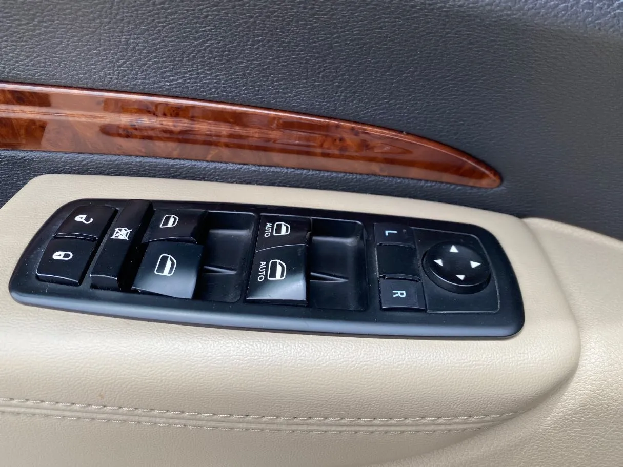 Car image 24