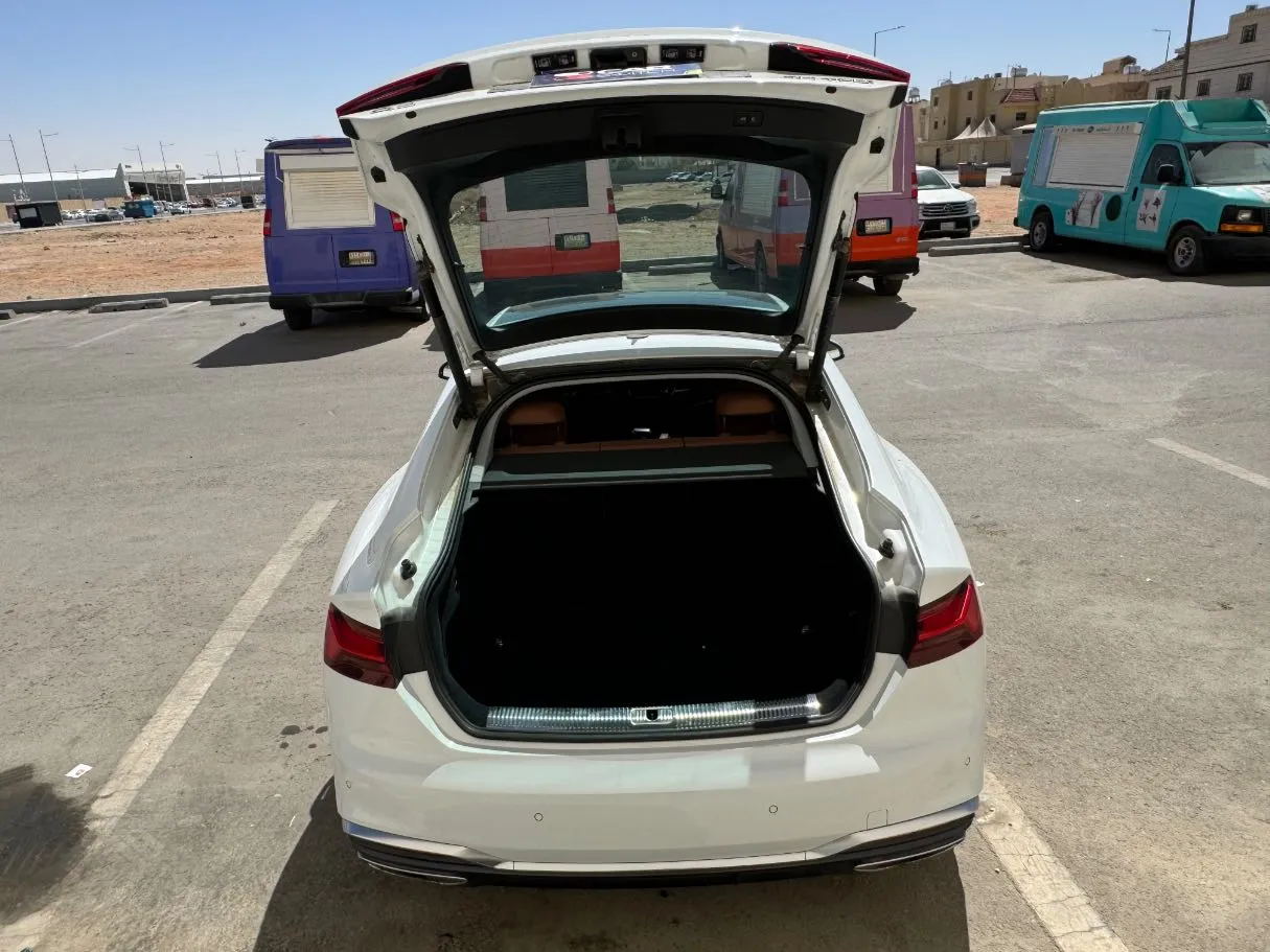 Car image 17