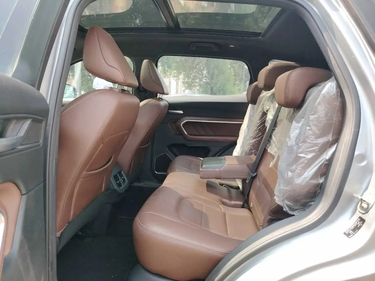 Car image 19
