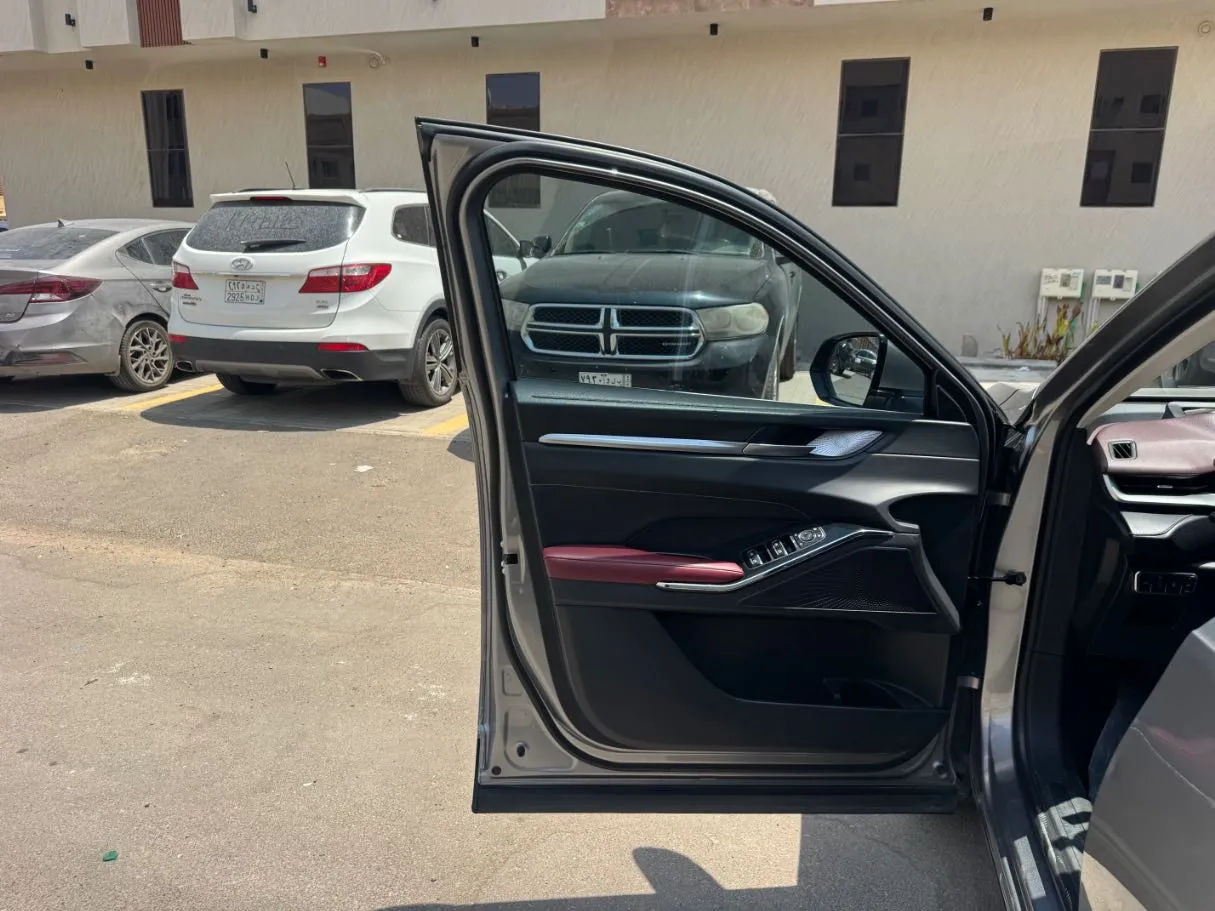 Car image 10