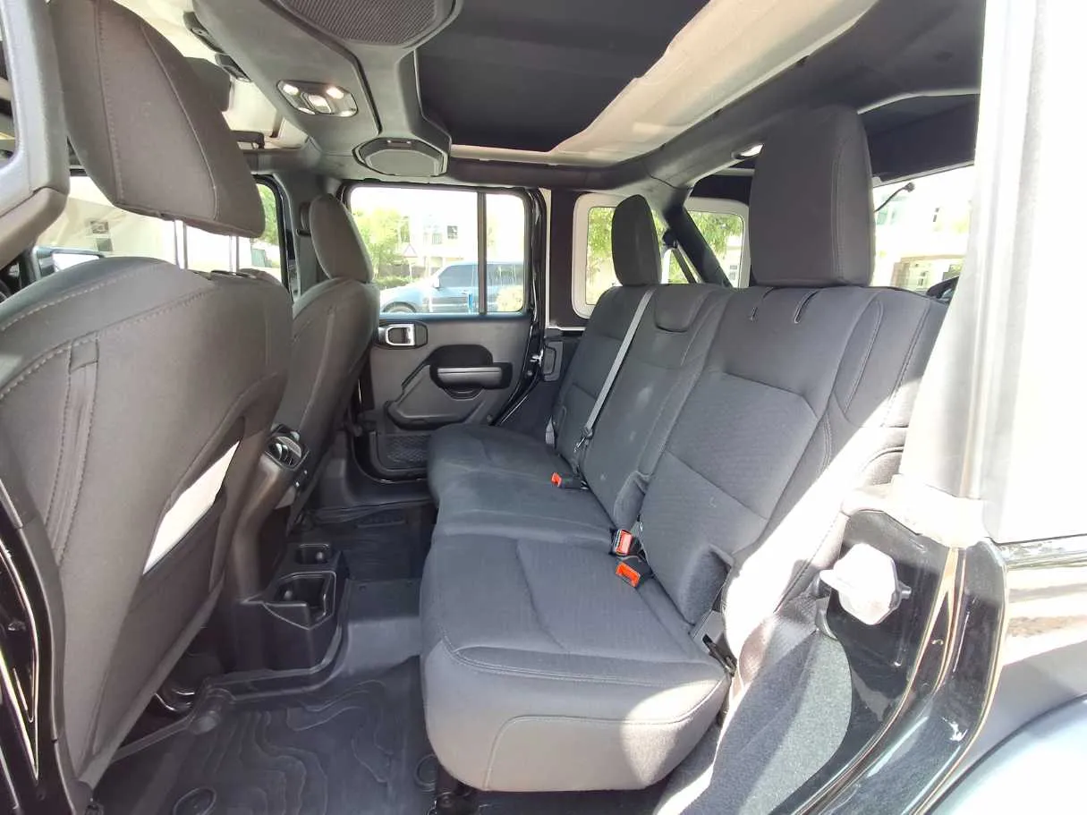 Car image 14