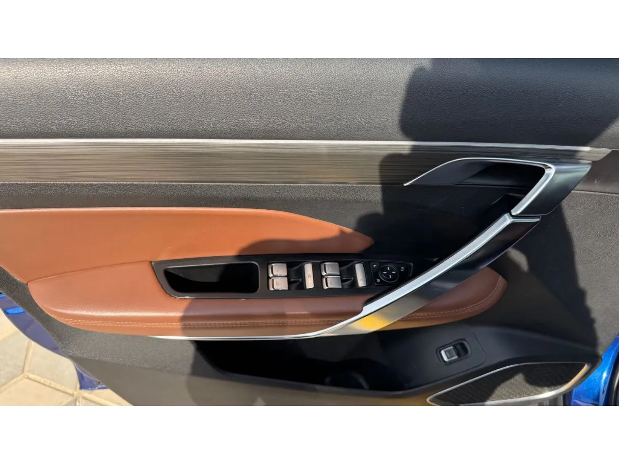 Car image 24