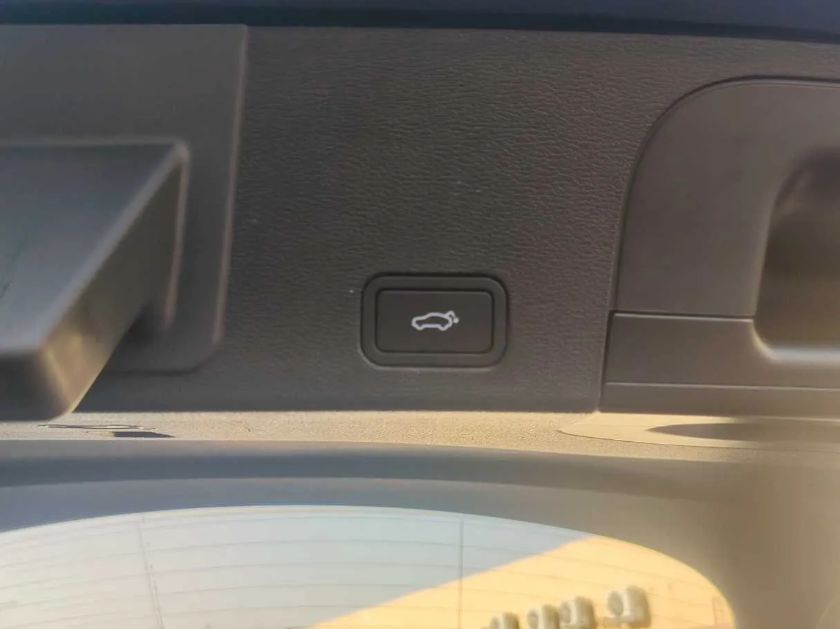 Car image 28