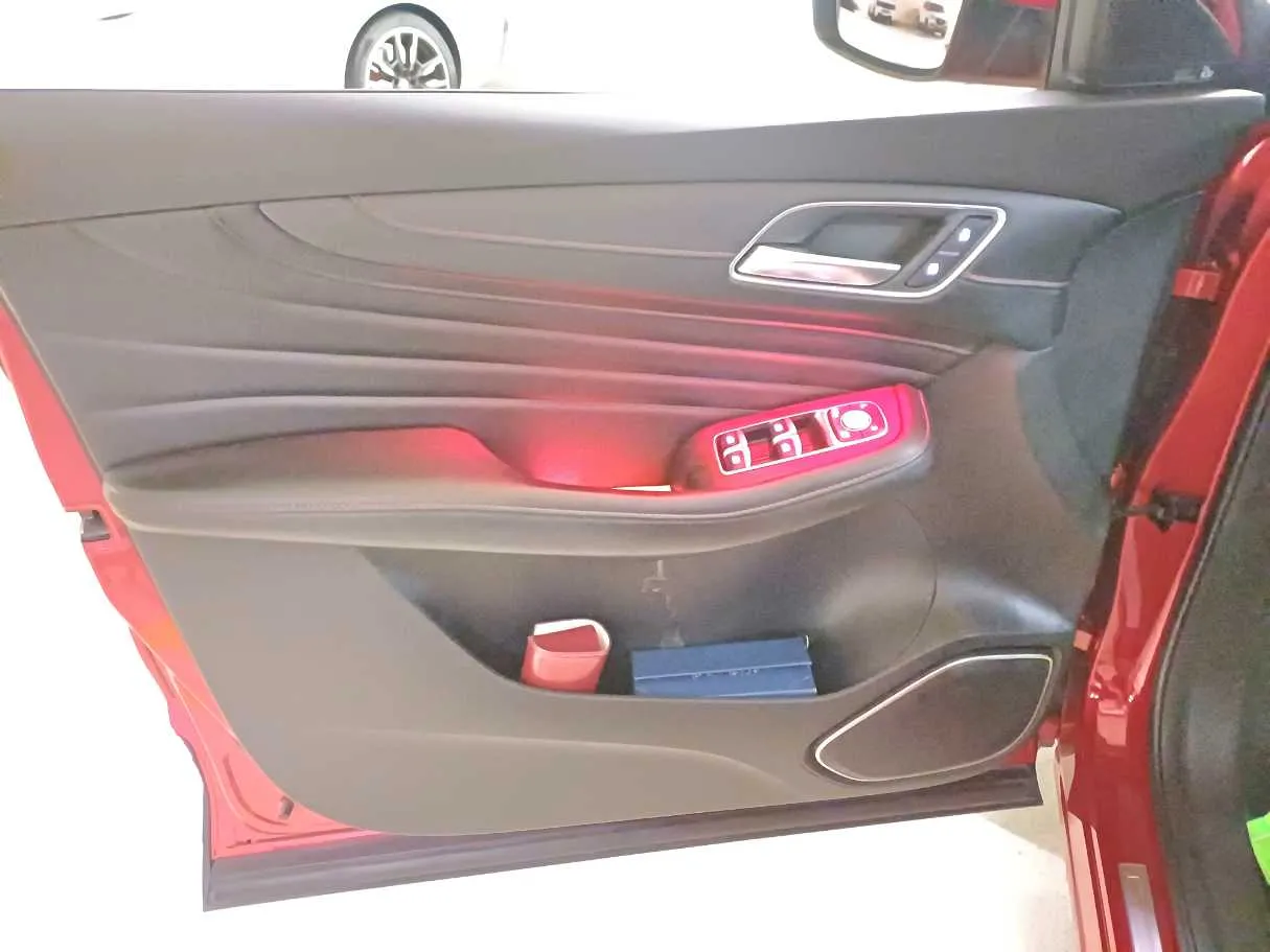 Car image 10