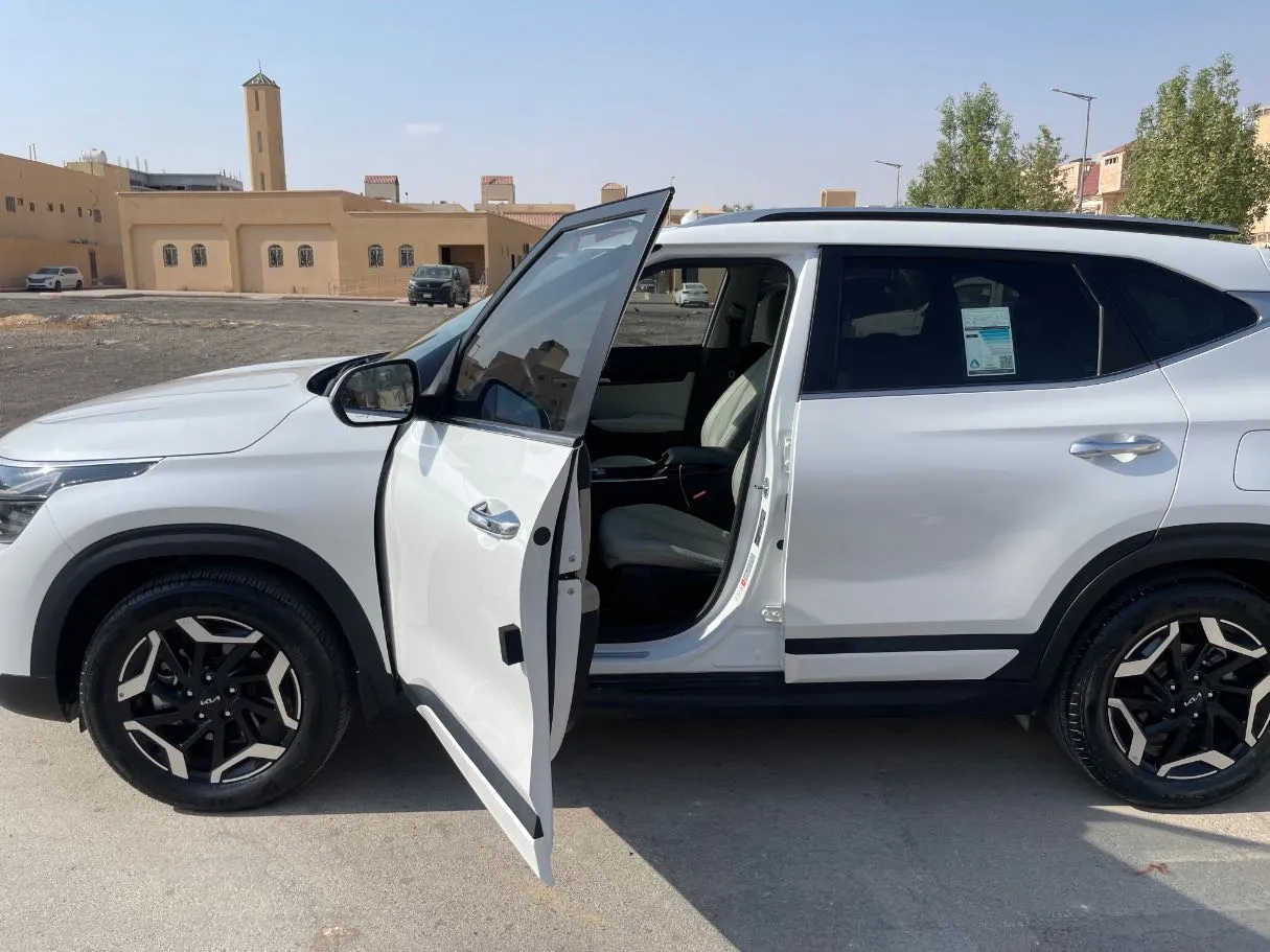 Car image 10