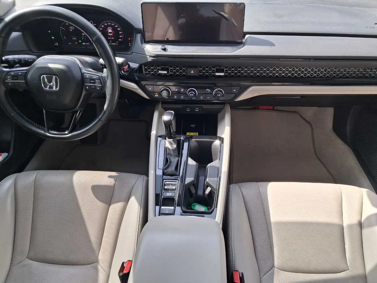 Car image 16