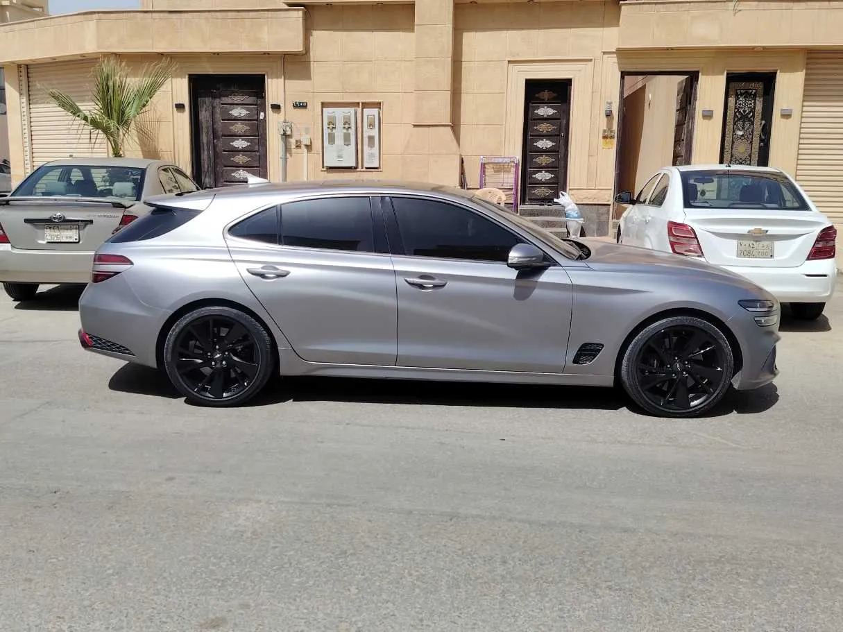 Car image 4