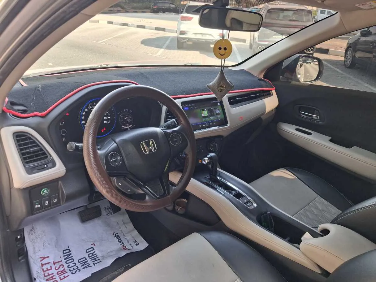 Car image 11