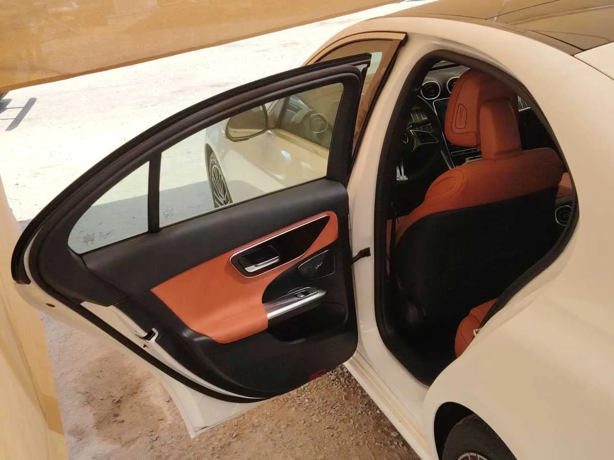 Car image 14