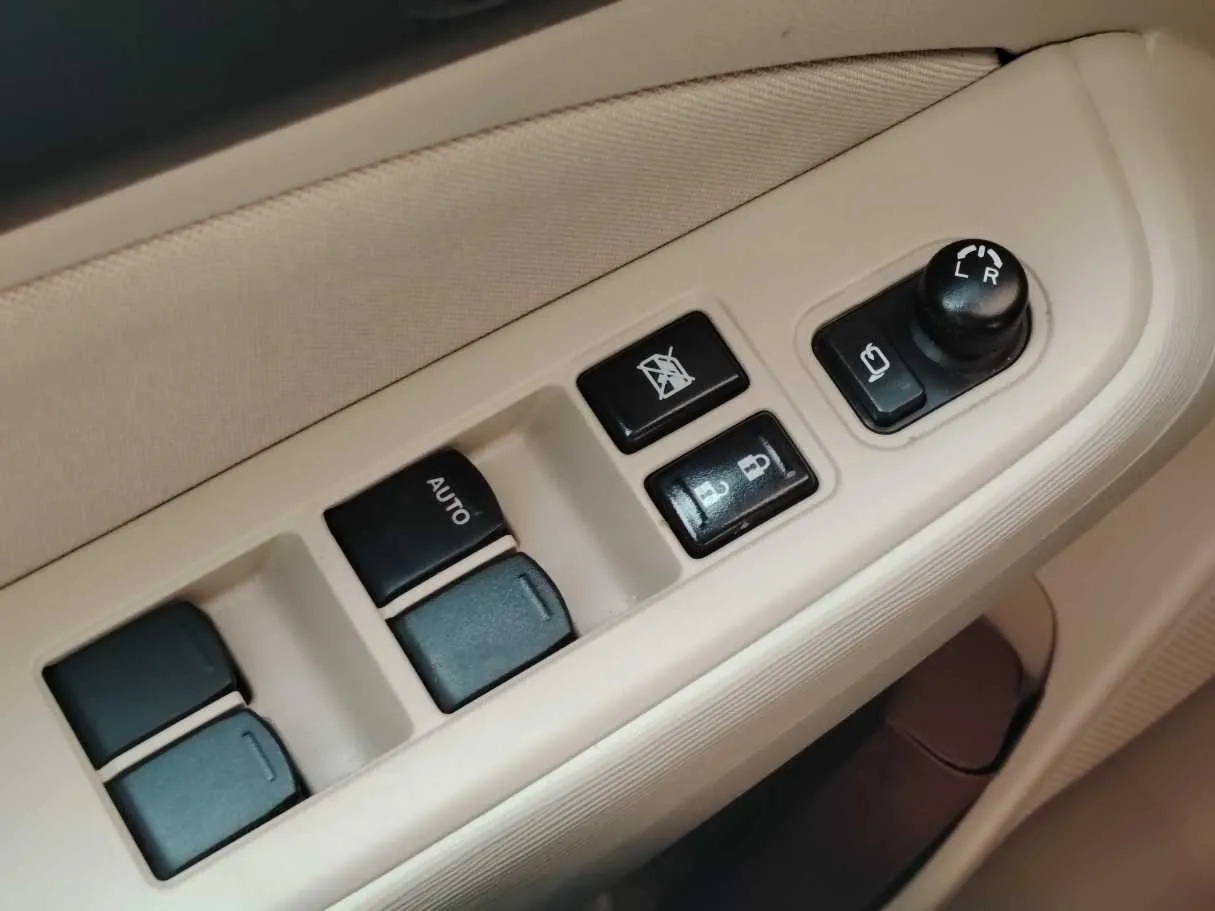 Car image 25