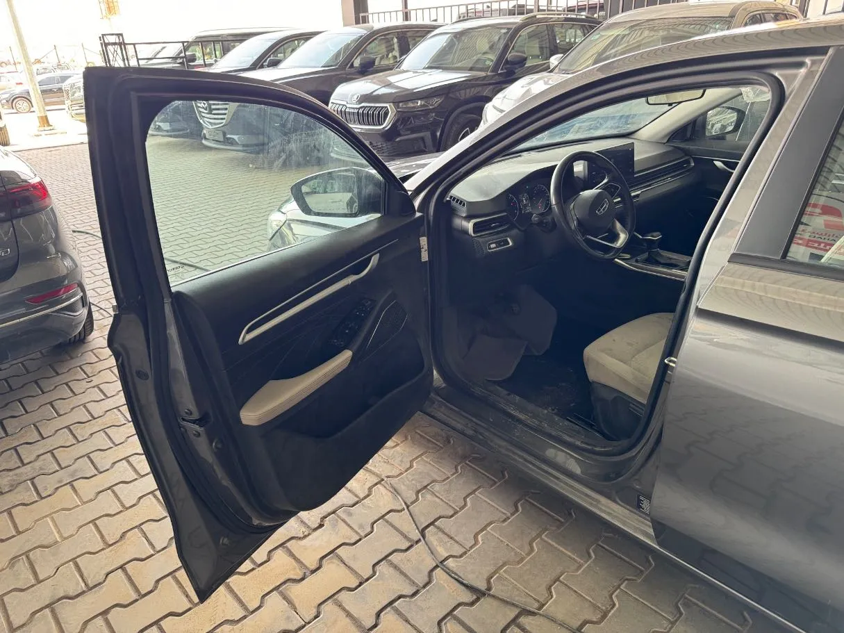 Car image 7