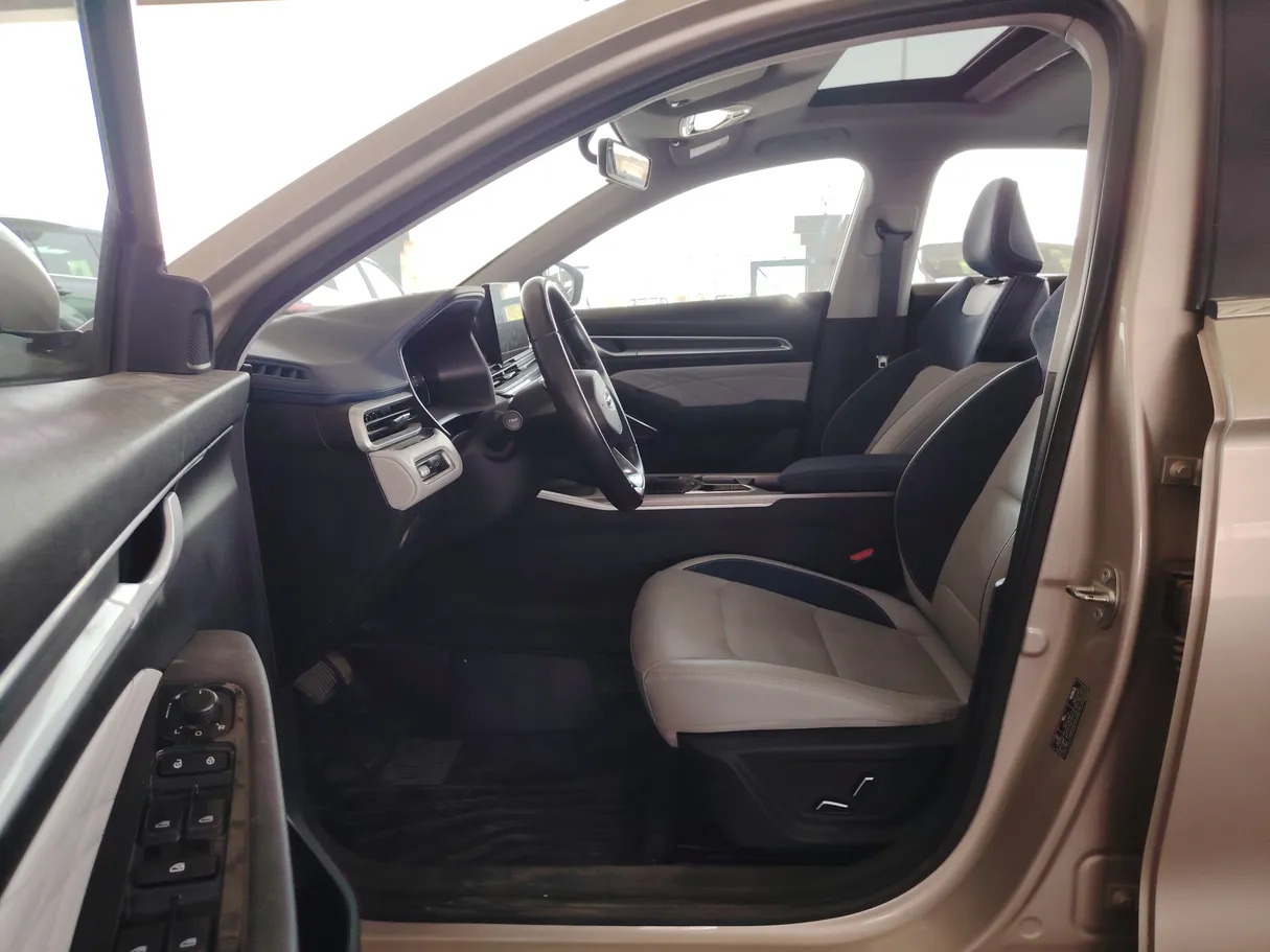 Car image 12