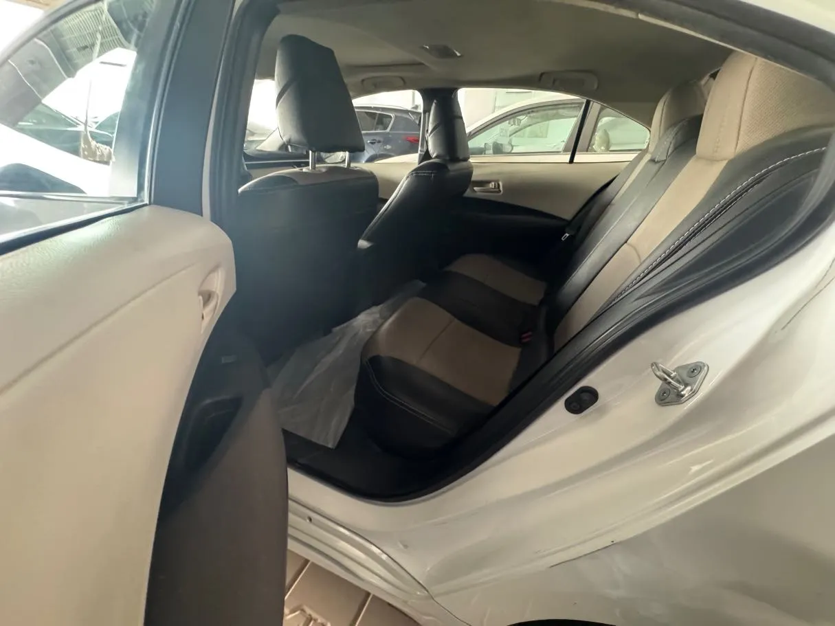 Car image 14