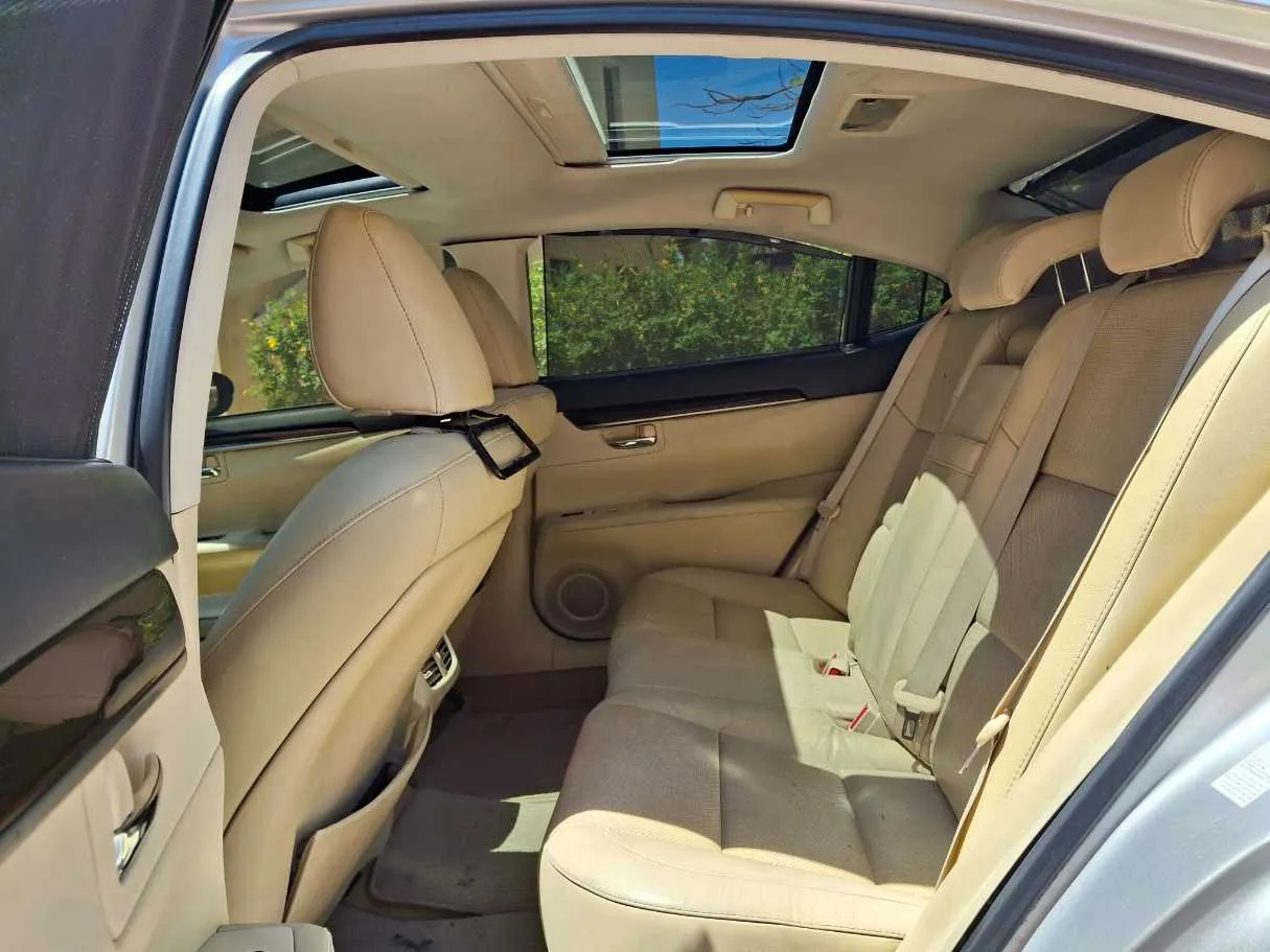Car image 13