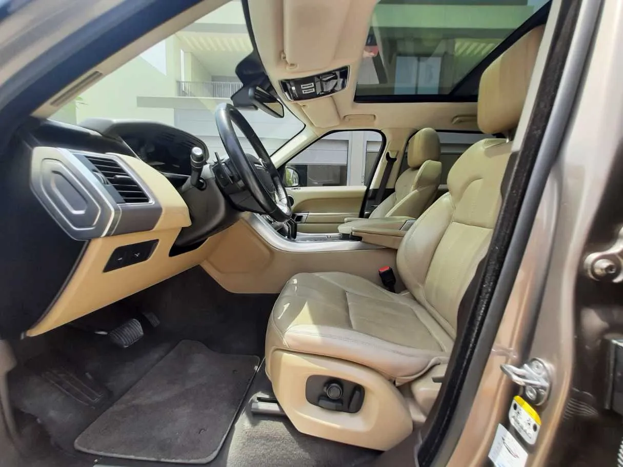 Car image 12