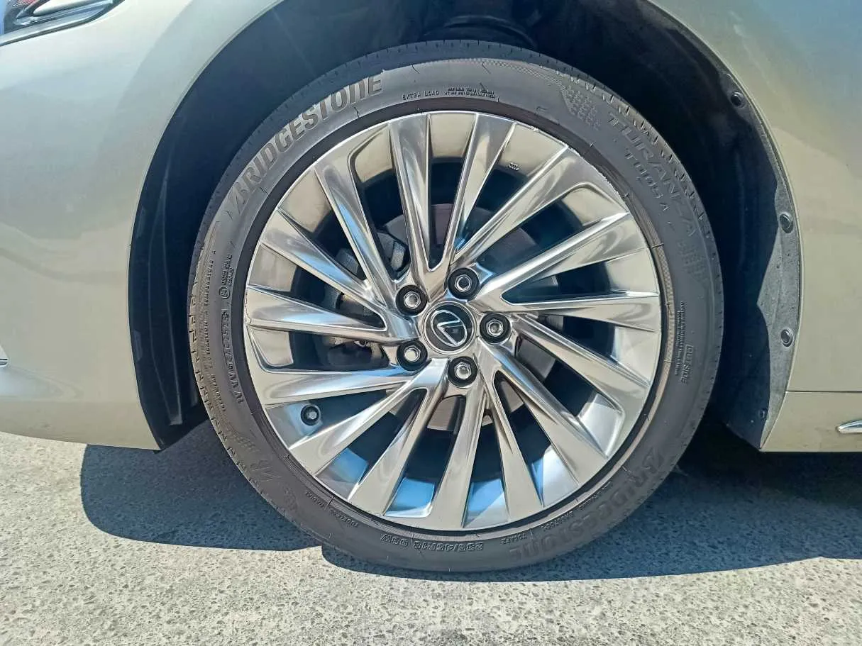 Car image 10