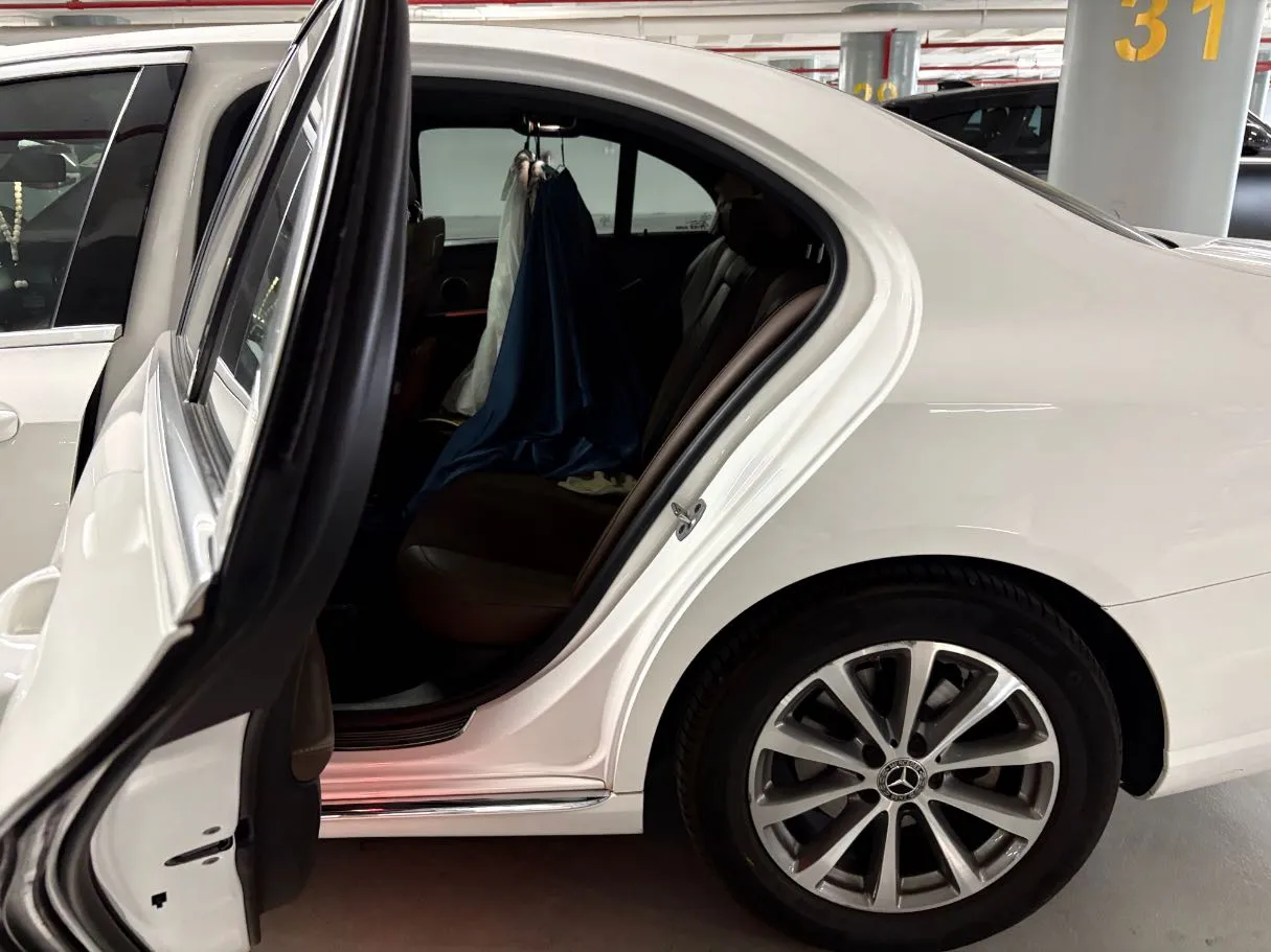 Car image 15