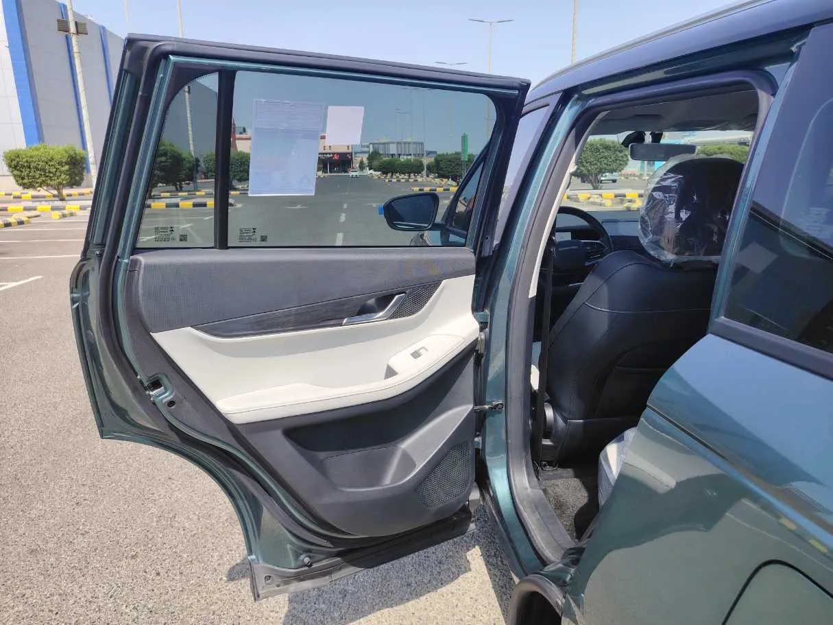 Car image 14
