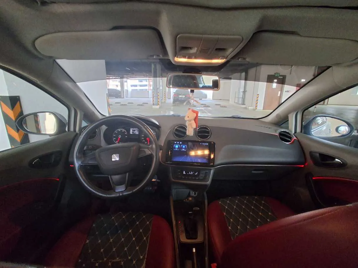Car image 14