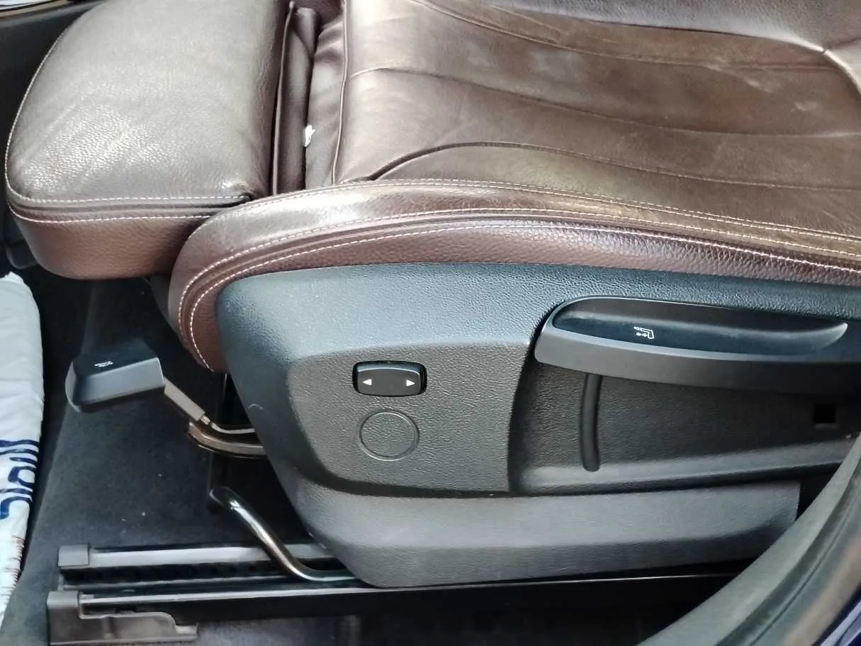 Car image 30