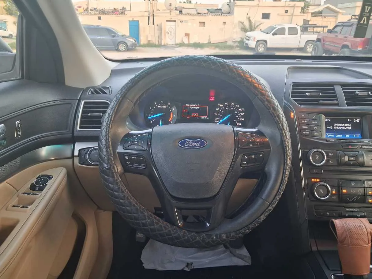 Car image 18