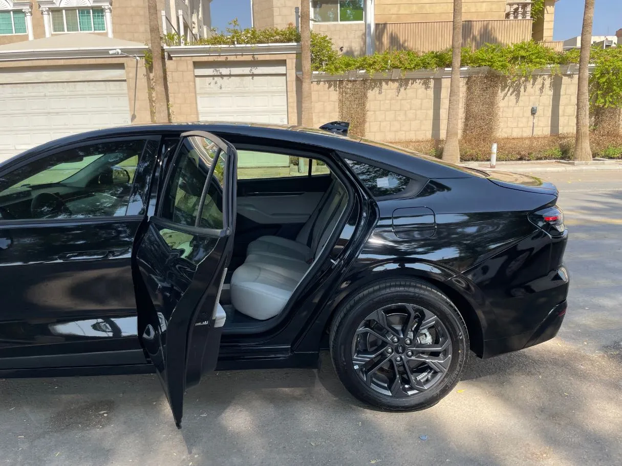 Car image 15