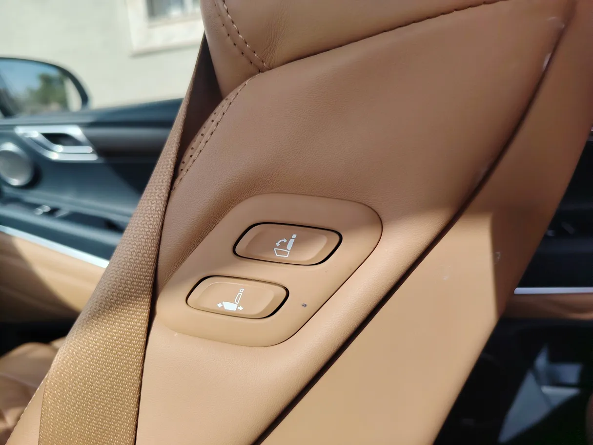 Car image 27
