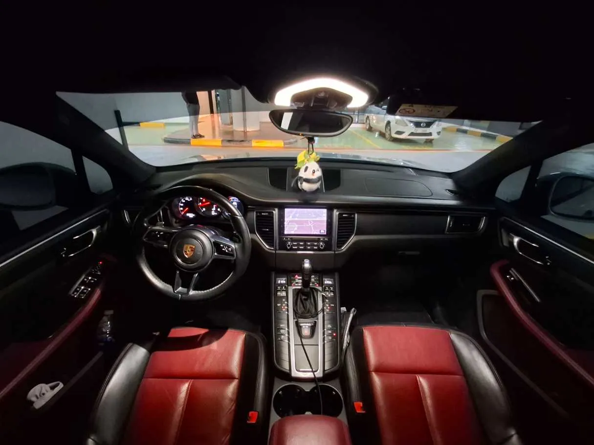 Car image 14