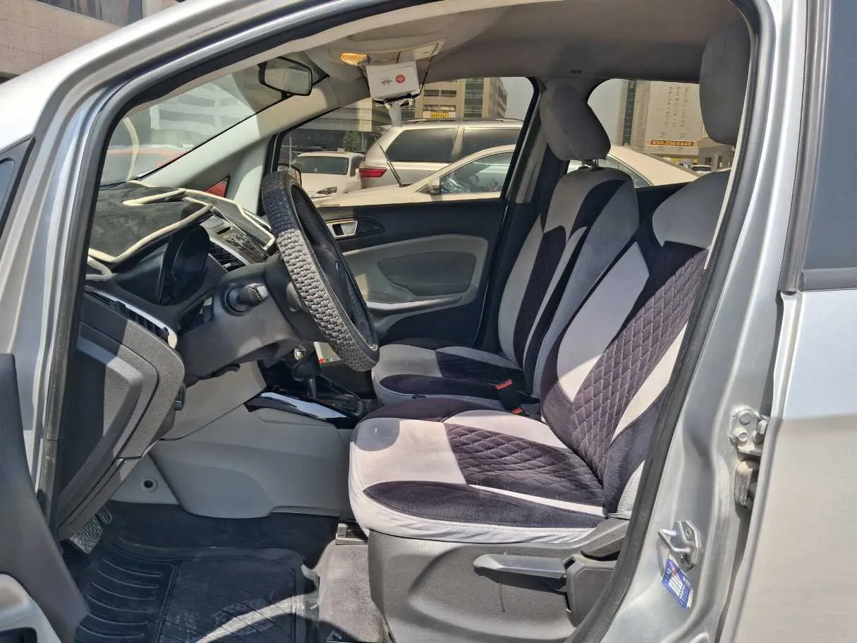 Car image 12