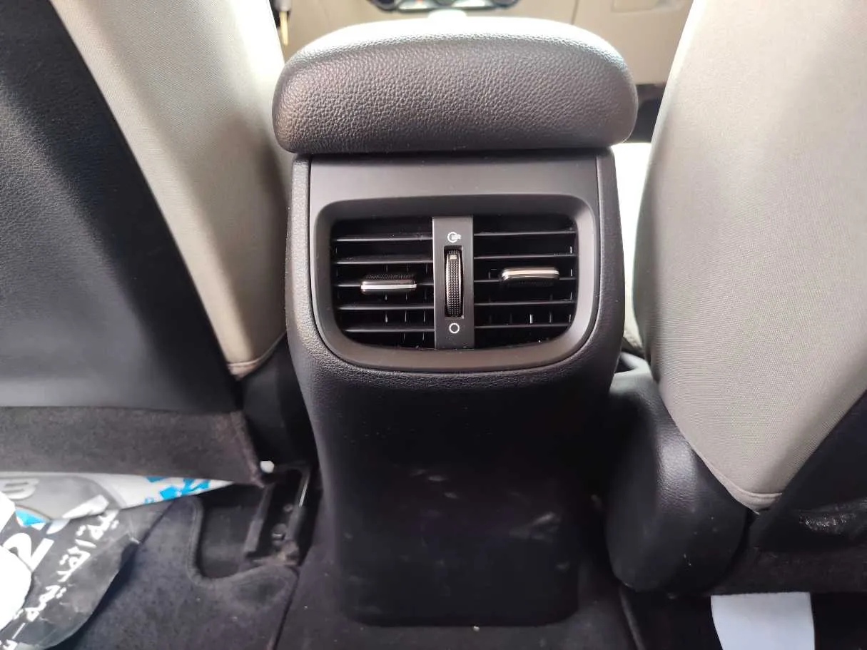 Car image 28