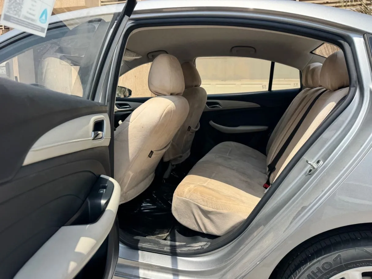 Car image 13