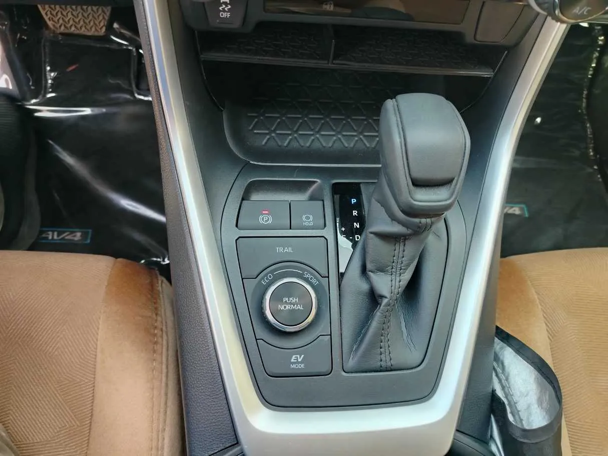 Car image 24